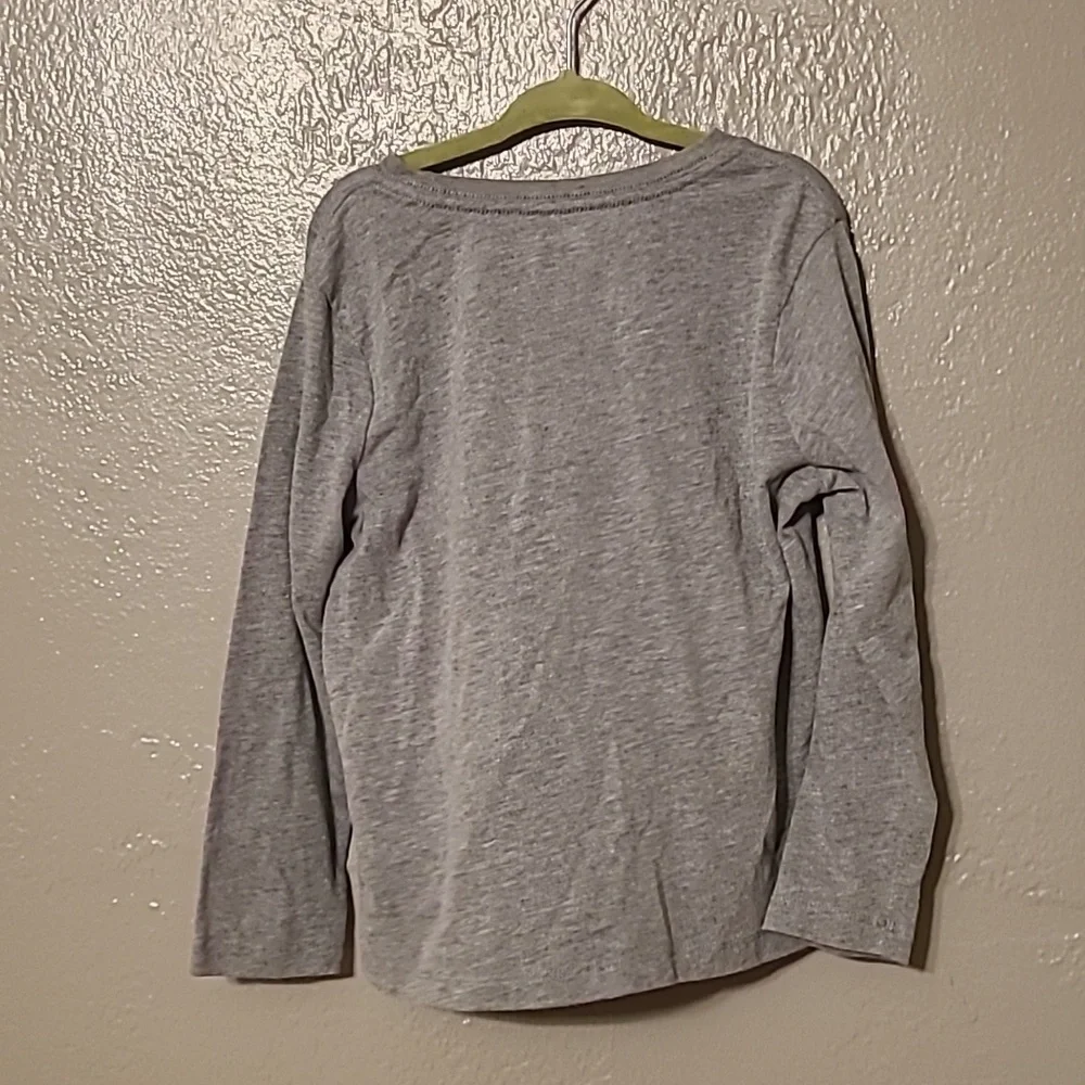 Old Navy Boys Gray Size 5 Versitile long sleeve t-shirt EUC